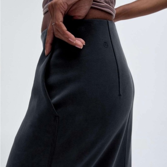 Lululemon sz 6 Softstreme High-Rise Midi Skirt
Black, new without tags - Picture 12 of 13
